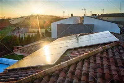 Grikkland setti upp 1,89 GW af sólarorku árið 2025 innan um lamandi tafir á neti